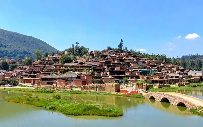 云南城子古村,1000多间土掌房户户相连,下家屋顶是上家的庭院