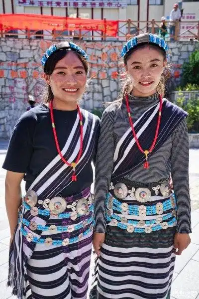 古老的珞巴族有自己的语言,他们自古以打猎为生