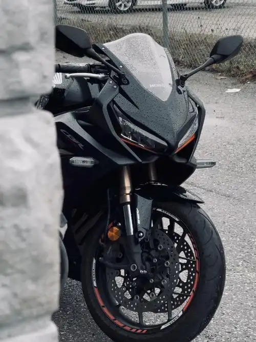 雨天里的本田cbr650r