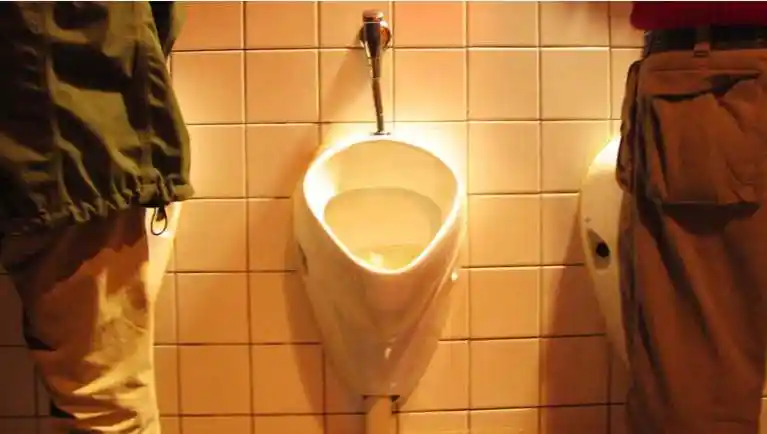 男人小便时最尴尬的一幕