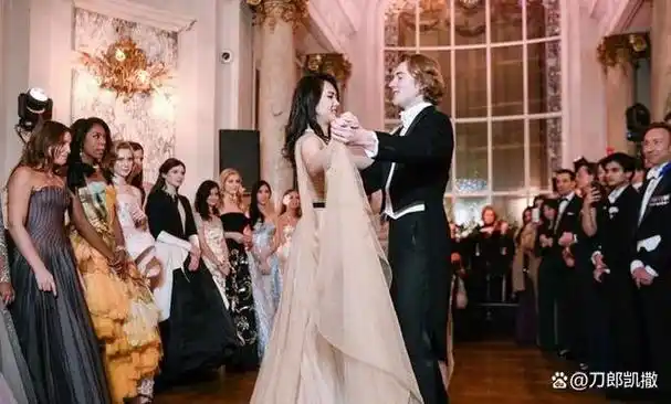 舞会最开始只在英国宫廷内部举办,旨在慈善筹款.