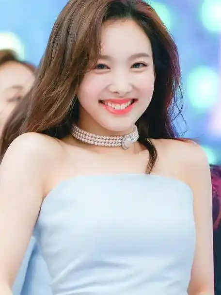 林娜琏烤瓷牙#大家细心的发现美女的牙齿发生变化,原来是做了烤瓷览