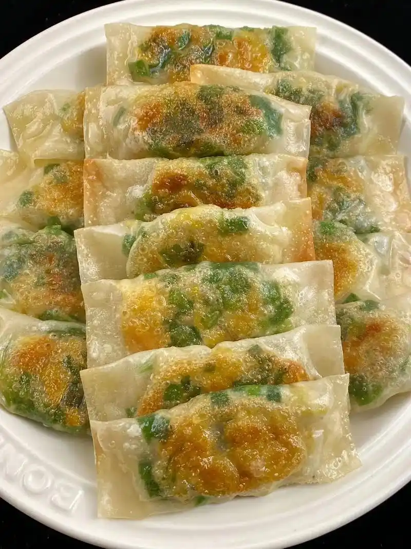 韭菜盒子.#韭菜锅贴做法#超级下饭的家常菜  金黄酥脆的馄钝 - 抖音