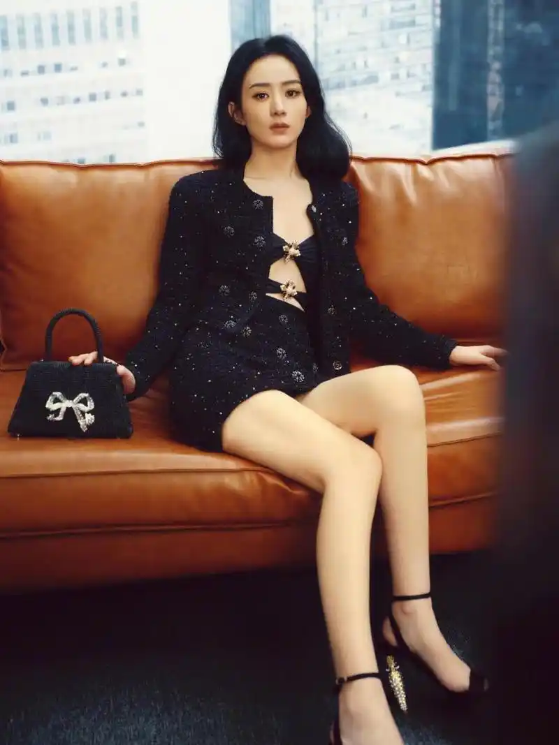 赵丽颖高跟凉鞋美足,如夜空中的明星,闪耀且迷人.