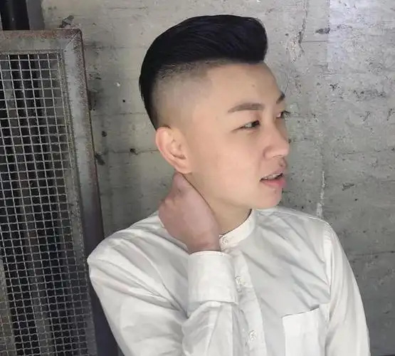 男生夏天别乱剪发型,这几款"两边铲光"发型,干净又帅气