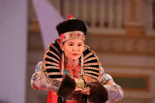 呼伦贝尔蒙古族民族服饰艺术节拾零