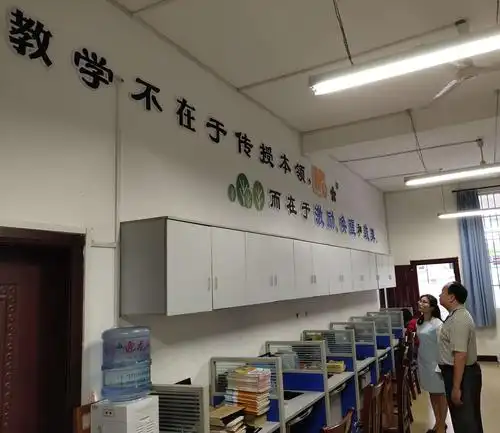 百色市实验小学教师办公室布置,整改情况及学校领导到迎龙二小开展