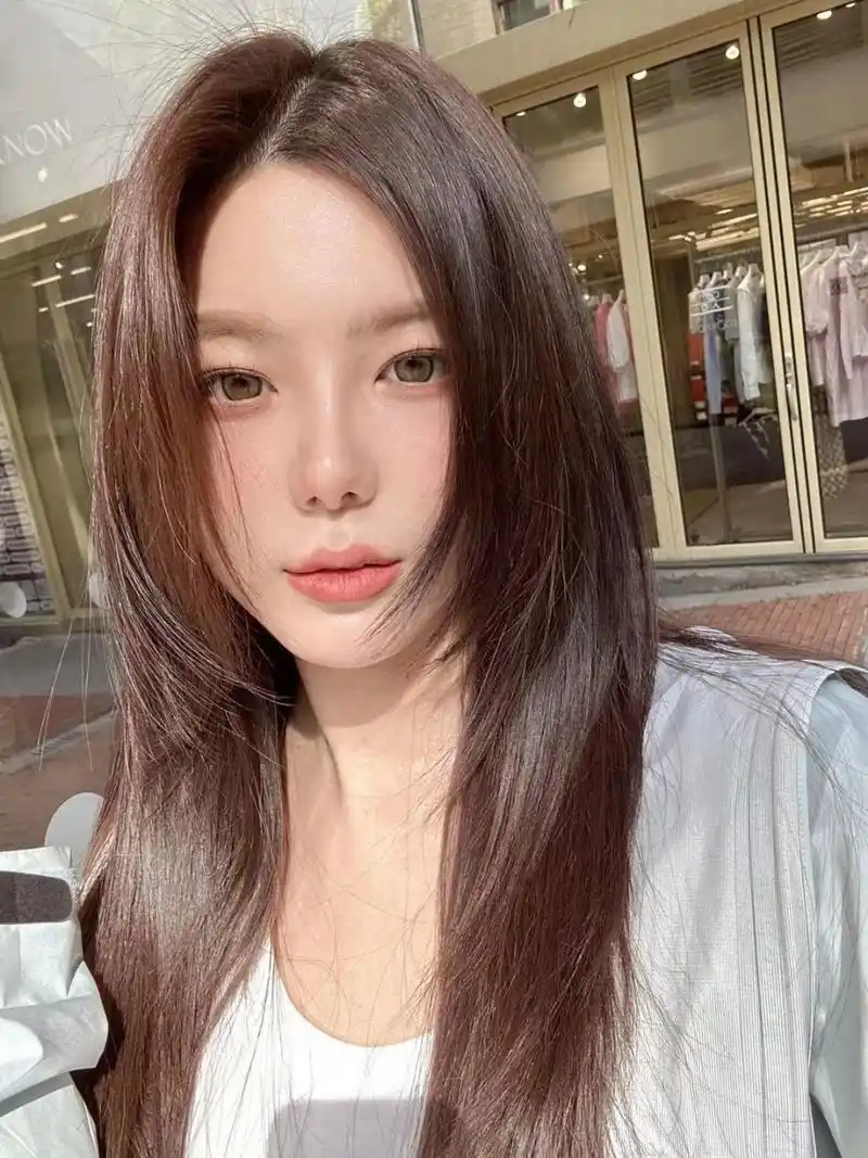 夏天该有的长发样子 边缘层次碎发发型层次感长发发型显白蜜茶棕质感