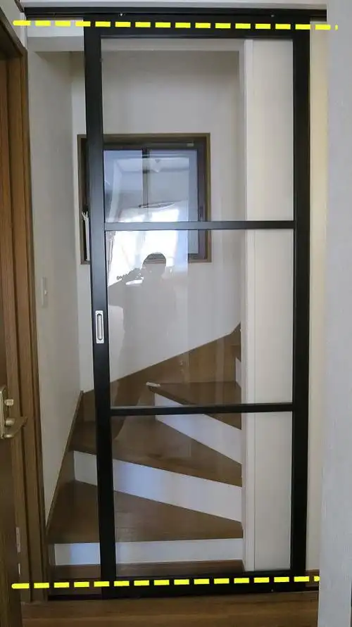 本来在楼梯口装门就已经很让人惊讶了,还分推拉门和平开门,不过综合来