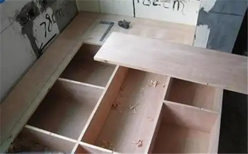 而且木材表面的纹理清晰,结构细致,所以做成的榻榻米非常美观