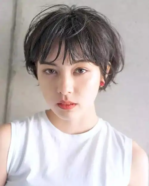 因为本身发质细软如果头发过长会非常的贴头皮,还会显得脸大,短