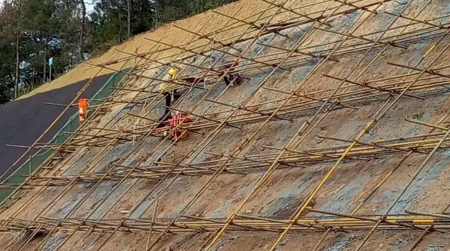 k16 050右侧边坡框格梁施工