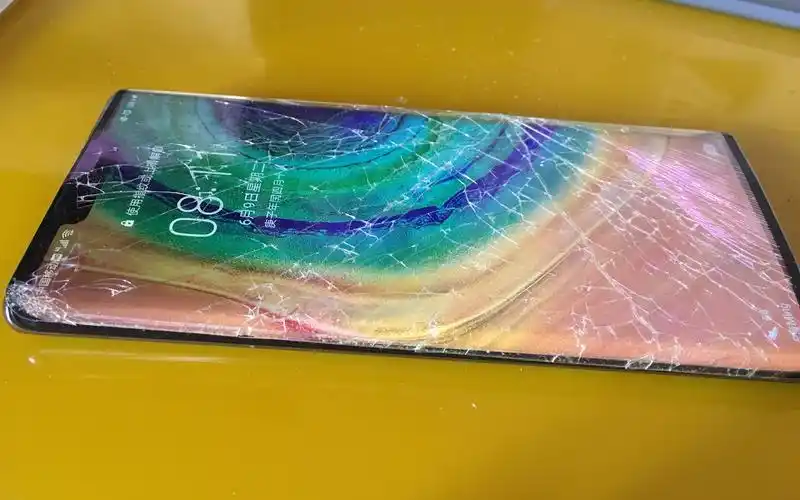 起床把华为mate30pro屏幕摔碎了于是默默换了个钢化膜完好无损