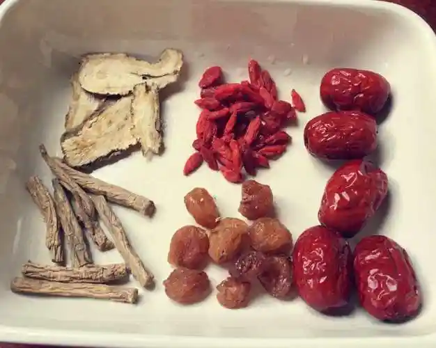 当归枸杞红枣泡水喝的功效 黄芪当归枸杞红枣泡水喝的功效