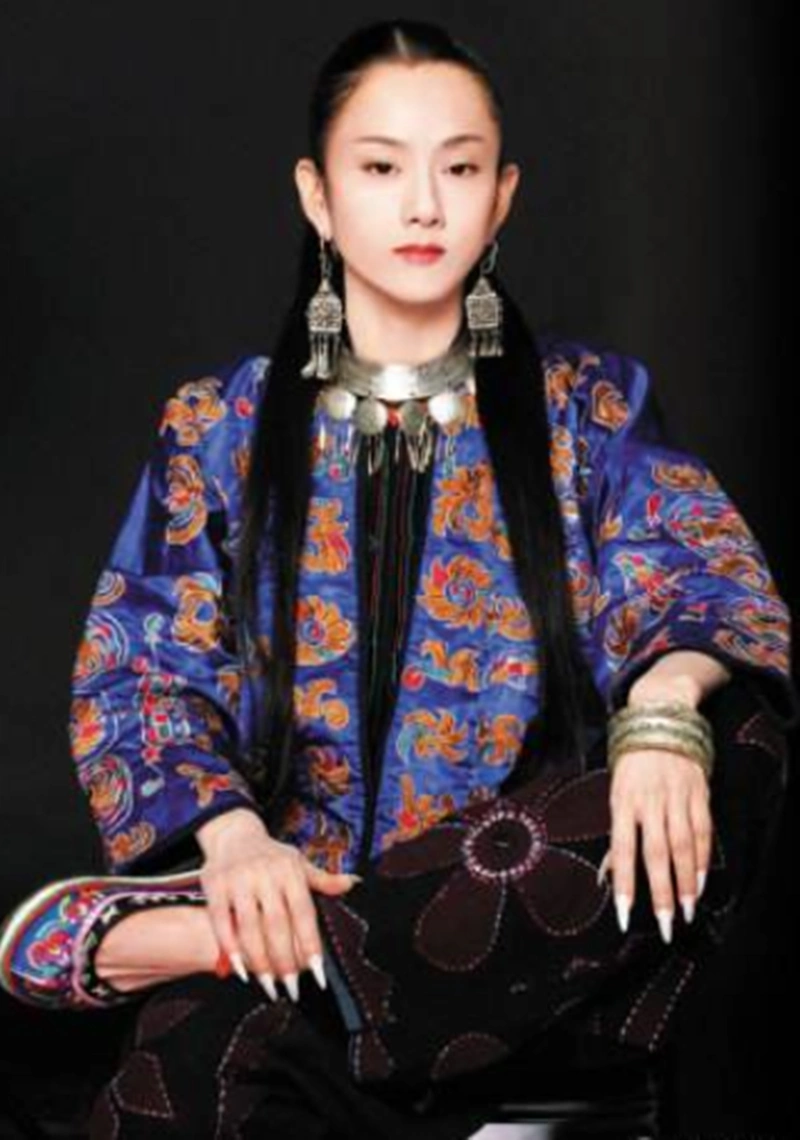 【杨丽萍年轻时的一组老照片,这才叫风情万种,仙女下凡也不过如此】杨