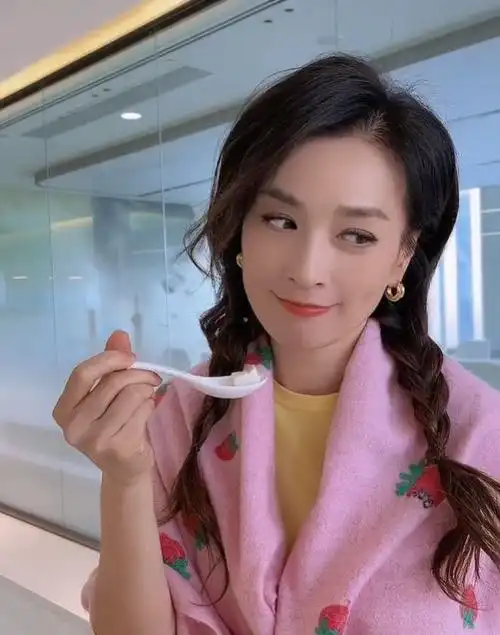 五十岁张庭太绝了粉红色上衣娇俏似少女