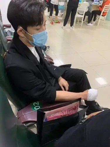 敖犬节目中拼到受伤但笑果不佳薛之谦感慨四十岁艺人不易