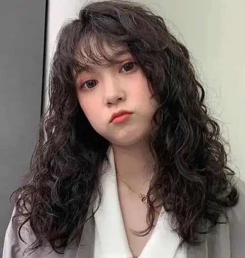 羊毛卷烫发发型,烫完之后可以让发量翻好几倍,所以大受女生的欢迎