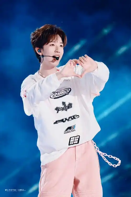 兔牙时代##和贺峻霖点亮微博之夜