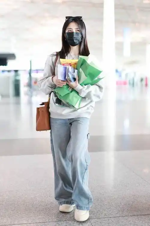 徐璐灰色卫衣搭直筒牛仔裤现身机场 清爽日系少女穿搭get_休闲_北京
