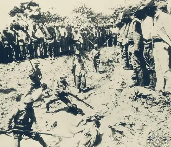 老照片直击侵华日军的暴行成群妇女被押往司令部拿百姓练刺刀