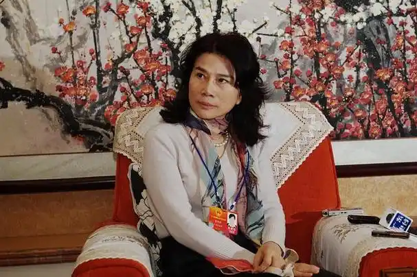 董明珠年轻时经历有多坎坷?儿子住出租房,月入5000元