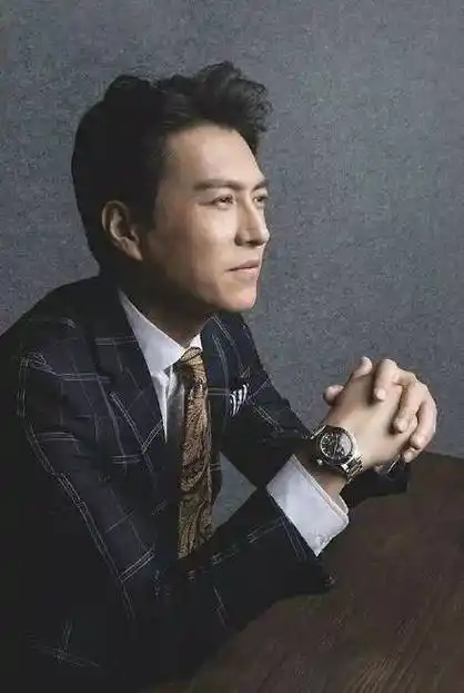 靳东这个帅的掉渣的男人在家是个什么样的呢?你们想知道吗?