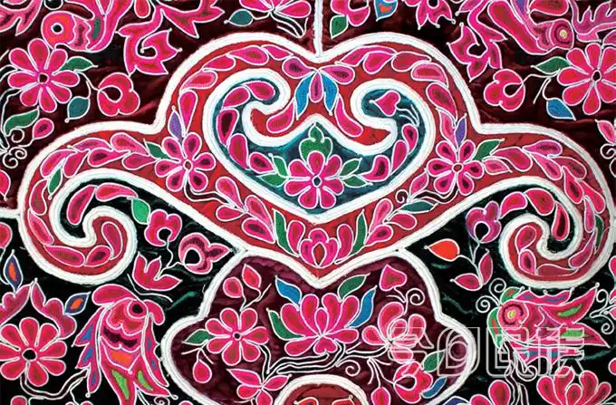 壮族青年妇女的头饰,围腰心,围腰头,高帮布鞋要绣上图案装饰.