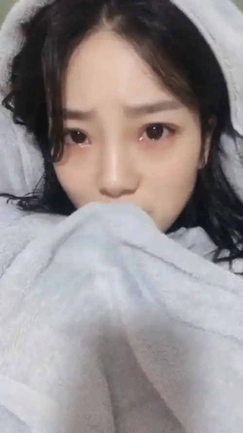 娱乐#这个小姐姐是遇到伤心事了吗这样的眼神真是楚楚可怜!