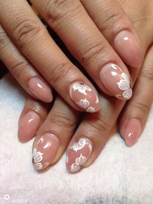 手绘圆形裸美甲图片