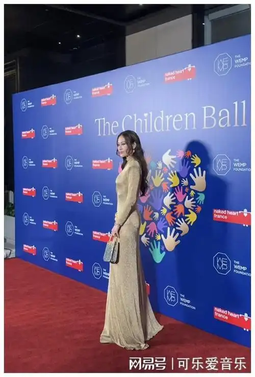 何超盈出席晚宴罕露脸与林建岳女儿挨身合照穿露肩裙身材苗条