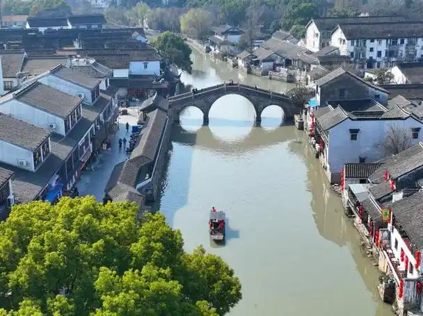 千灯古镇位于长江三角洲,隶属江苏省昆山市,离苏州市中心35公里,距今