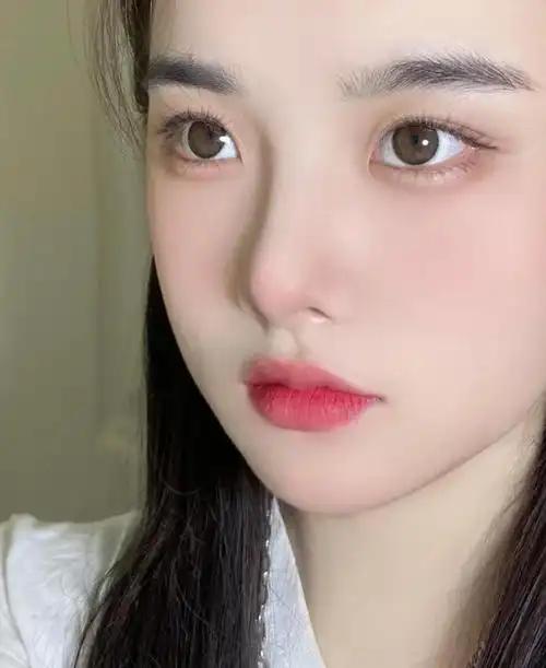 怎么涂口红才好看?唇峰近显幼态,唇线内收更精致,提升高级感