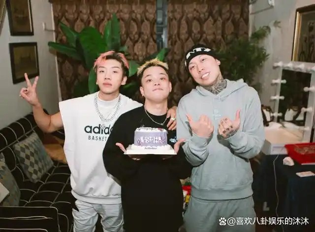 在过完年后,盛宇的巡演重新起航,李佳隆和咖啡壶正是他巡演成都站邀请