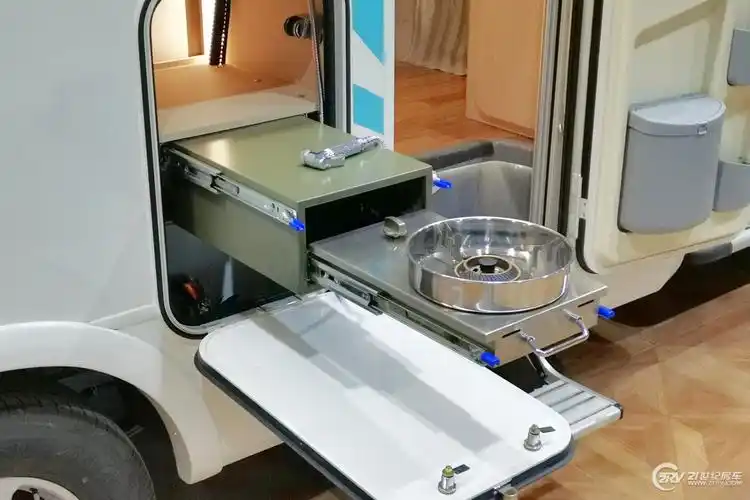 灶台自带防风罩,乘客在室外床丝杀苊庥脱谈阶旁车内家具上