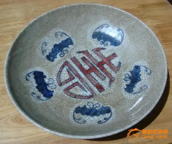 传世的清代哥窑青花釉里红寿字大盘
