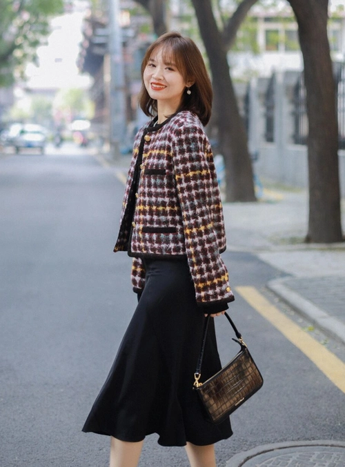 2021冬天流行小香风外套搭配牛仔裤半身裙时髦优雅到骨子里