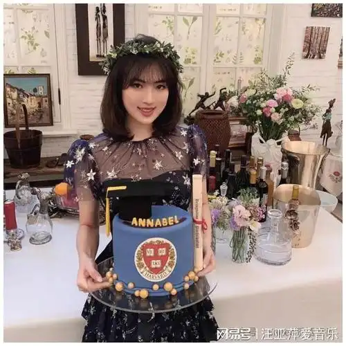 日常时出镜的包包,也和别的名媛没什么差别,基本上不是爱马仕,chanel