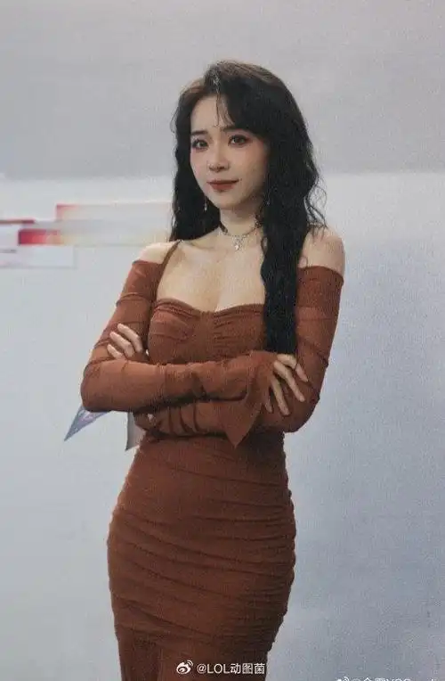 太劲凉咧主持余霜晒照低胸吊带连衣裙