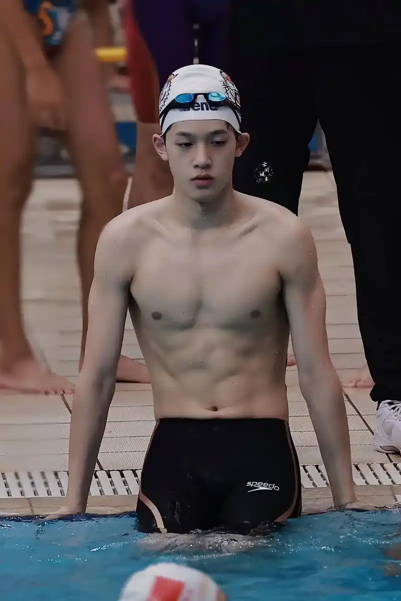 tf家族四代#官俊臣 #官俊臣游泳#腹肌 官丝今天七夕吃点 - 抖音