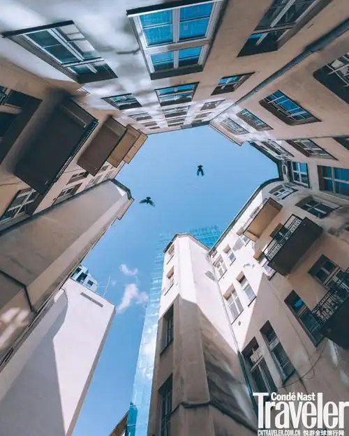 摄影师仰拍城市建筑风景 绝美画面令人目眩神迷