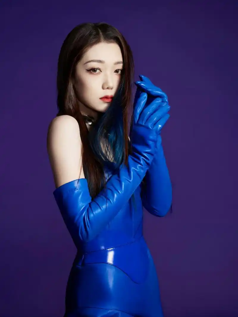 希林娜依高# 一袭蓝色抹胸皮裙,丰满傲人的事业线