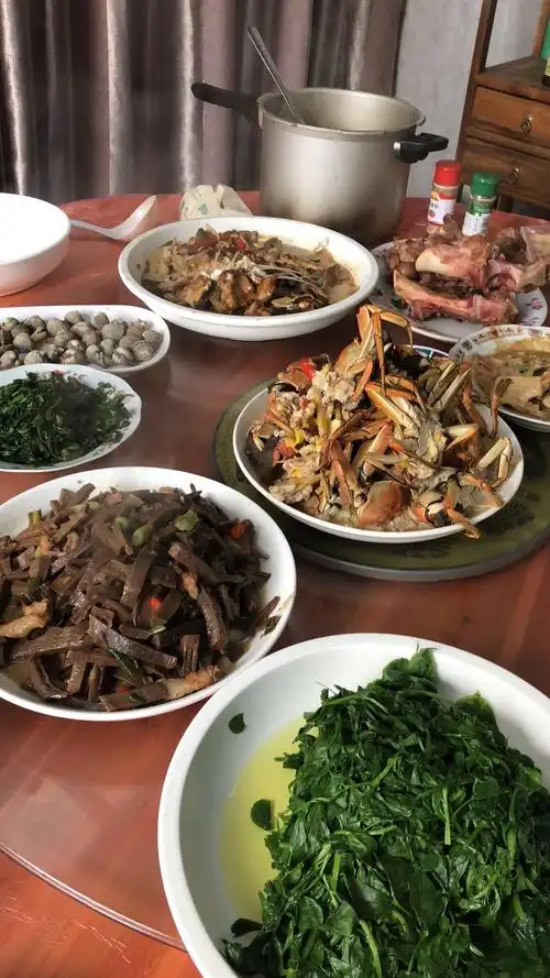 大年初二请吃饭,中午小舅妈在大洋饭店里三桌,晚上我们家二桌