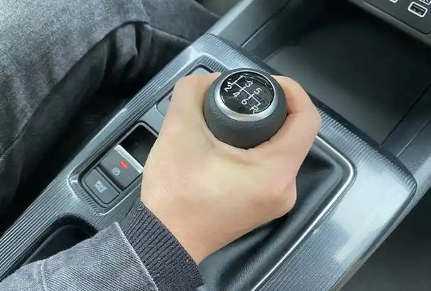 当然,结论很简单,手动挡车在时速120公里行驶时,完全不能挂倒档(不管