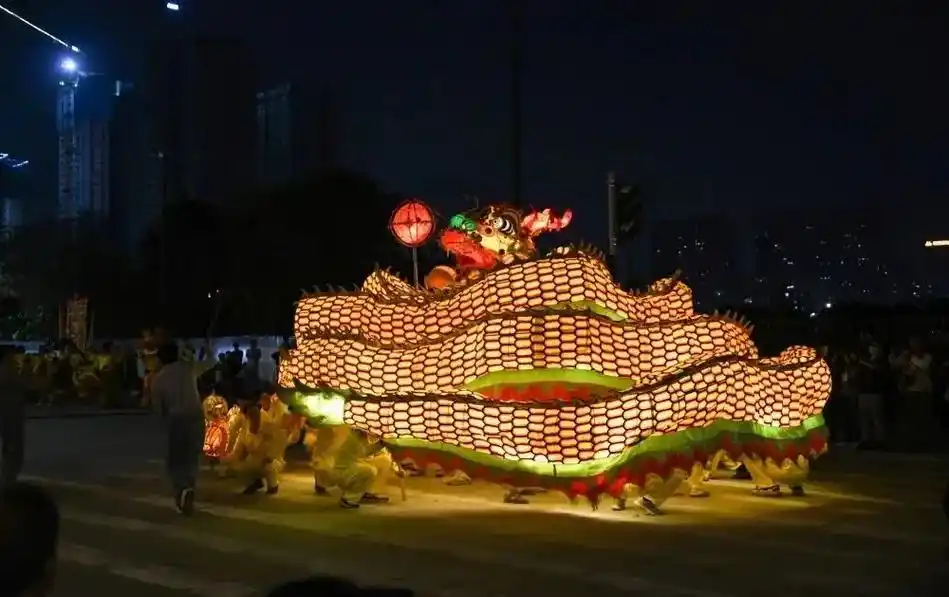 3月18日晚,古镇"璀璨耀灯都"无人机表演暨烟龙 - 抖音