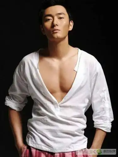 谁能给我李东学的胸肌写真集照片发给我