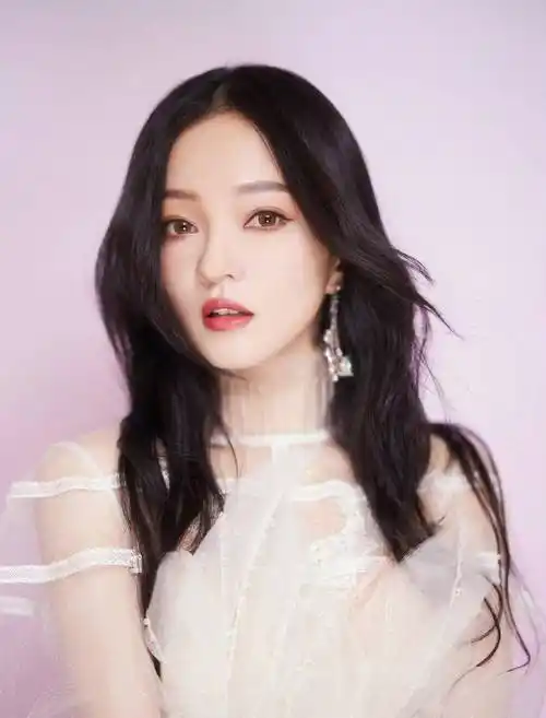 顶住压力登台献唱,2018年翻红之后,张韶涵成电视港澳台明星宠儿_舞台