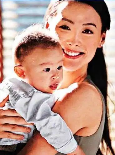 的大儿子长治满一岁不久,他的两个双胞胎弟弟上月底又出生了