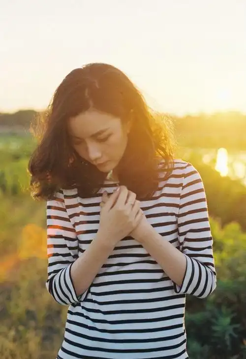 逆光下的卷发女孩唯美清新唯美美女户外摄影图片