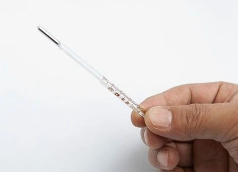 2,测体温前,妈妈要将事先准备好的体温计的刻度甩到35℃以下,方法是用